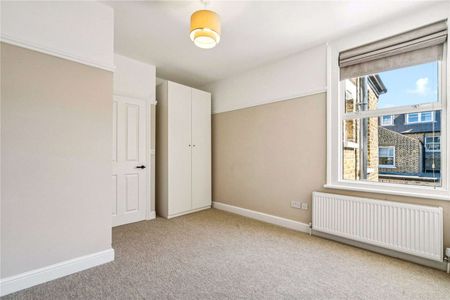 A three bedroom newly refurbished flat with garden. - Photo 2