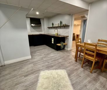 For Lease - 16 Eastman Crescent, Newmarket, Ontario - Photo 2