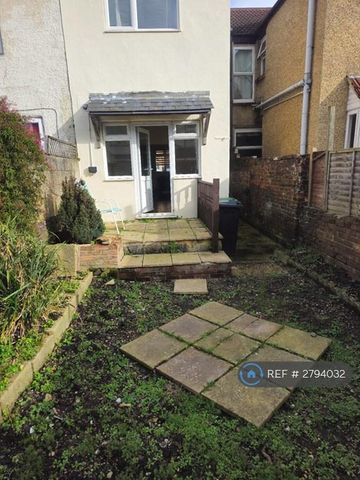 3 bedroom terraced house to rent - Photo 5