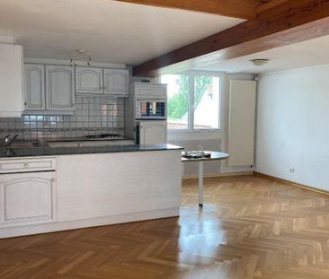 Au 1er étage, appartement T2 en duplex Un séjour avec cuisine équip... - Photo 3