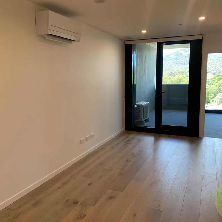 Sophisticated Living in the Prestigious Metropol Building: 2 Bed, 2 Bath, 1 Car - Photo 1