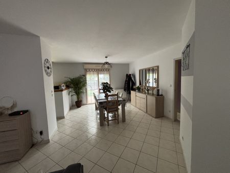 Location Maison 4 pièces 94m² AUVERS LE HAMON 72300 - Photo 2