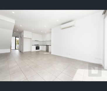 2/42 George Street, St Albans, Vic 3021 - Photo 1