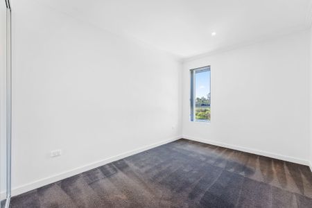 Large, inviting and sun drenched apartment in boutique complex - Photo 3