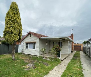 Spacious Family Home in Central Sunshine - Photo 3