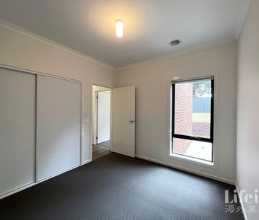 Spacious Home with a Fully Fenced Yard in Craigieburn - Photo 4