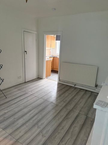 2 Bed Terraced House, Saunders Road, S2 - Photo 2