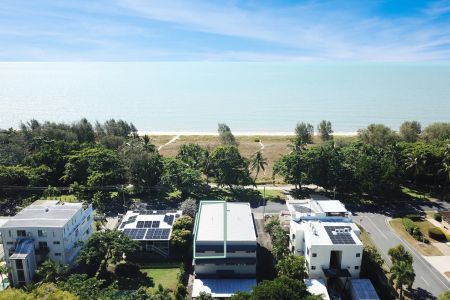 Top floor beachfront apartment, elevated ocean outlook. - Photo 2