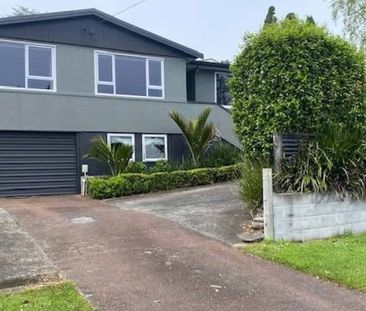 ELEVATED, SPACIOUS FAMILY HOME IN MERRILANDS - 4 BEDROOMS, 2 BATHROOMS - Photo 3