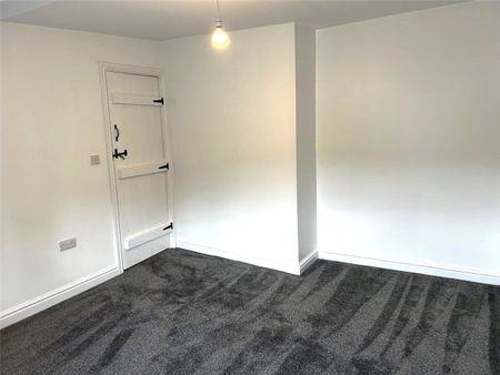 Available now, Ouzelwell Hall Farm Cottage is a recently refurbished, two bedroomed semi-detached character cottage situated in a semi-rural location within the popular town of Dewsbury. - Photo 2