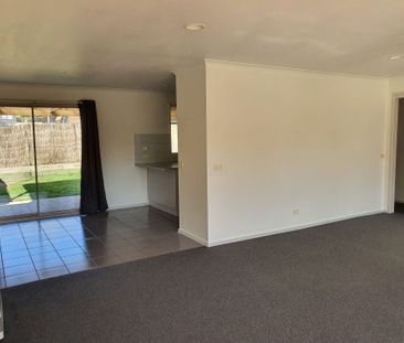 Well Presented 2 Bedroom Home Close to Shops & Transport - Photo 5