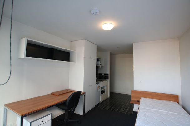 Stylish Studio Apartment- STUDENTS ONLY - Photo 1