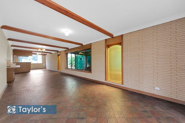 A STYLISH AND SPACIOUS ENTERTAINERS DREAM WITH CHARACTER AND COMFORT - Photo 1
