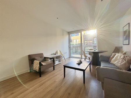 Devan Grove, London - Photo 3