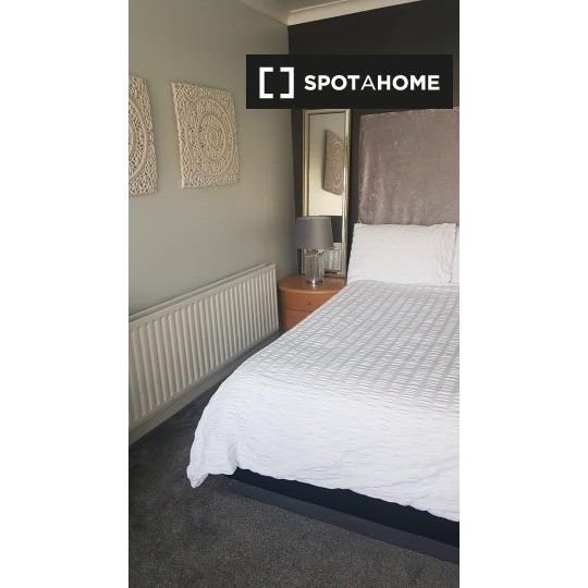 Modern room for rent in 5-bedroom house, Woodstown Village - Photo 1