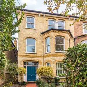 2 bedroom flat in Chiswick - Photo 2