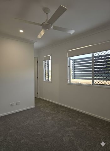 NEAR NEW- 4 BED 2 BATH TOWNHOUSE- FULLY DUCTED AIR CON - Photo 5