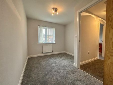 4 Bedroom House - Semi-Detached - Photo 2