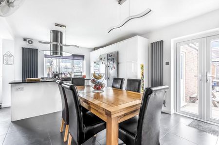 4 bedroom detached house to rent - Photo 2