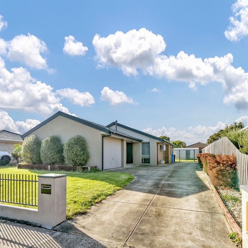 8 Lansell Drive, Cranbourne North, VIC 3977 - Photo 1