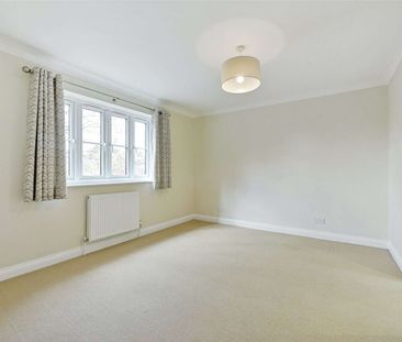 Beautifully presented five bedroom detached family house in a cul-d... - Photo 3