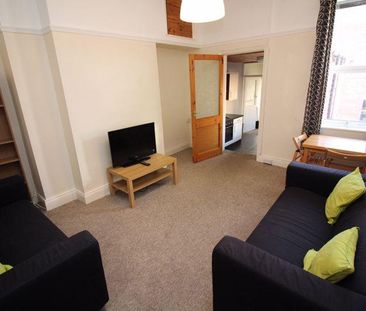 3 bedroom flat to rent - Photo 2