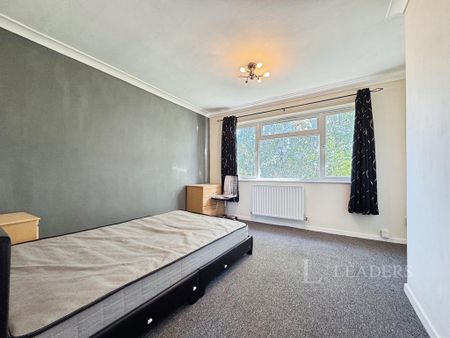 3 bedroom flat to rent - Photo 2