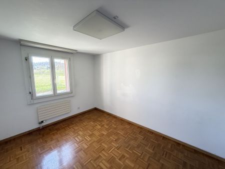 A ground-level terrace with a large living room - Photo 4