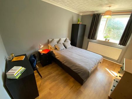 3 bedroom flat to rent - Photo 4