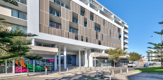 Air-conditioned studio apartment in Newcastle's popular Honeysuckle precinct by Newcastle harbour. - Photo 2