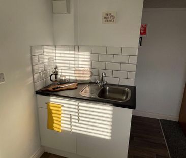 1 bedroom in a house share to rent - Photo 3