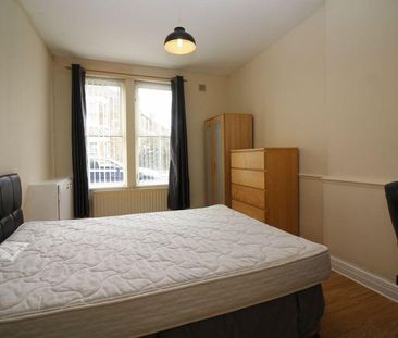 3 bedroom flat to rent - Photo 4