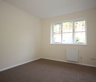 White Rose Lane, Woking - Photo 2