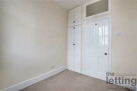 Hazelwood Lane, Palmers Green, London N13, N13 5HB - Photo 4