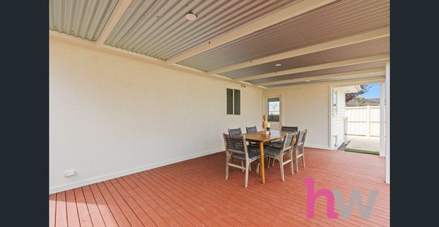 Beautifully presented home in the heart of Newcomb! - Photo 1