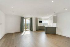 3 bedroom flat to rent - Photo 4