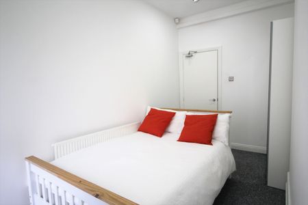 Flat 1, 23 Clarendon Place, LS2 9JN, Leeds - Photo 2