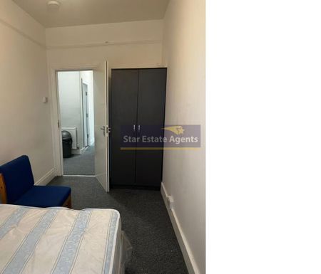 1 bedroom in a house share to rent - Photo 2