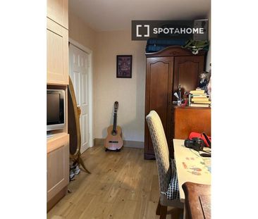 Cozy room in large shared apartment in Killiney, Dublin - Photo 1