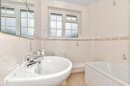 3 bedroom end of terrace house to rent - Photo 2