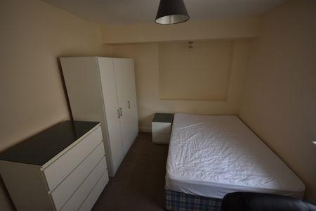 1 bed Room in Shared House - To Let - Photo 2