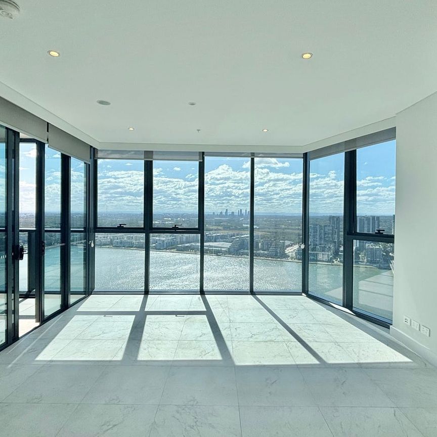 Luxurious 2-Bedroom Apartment with Uninterrupted Water Views in Rhodes Central - Photo 1