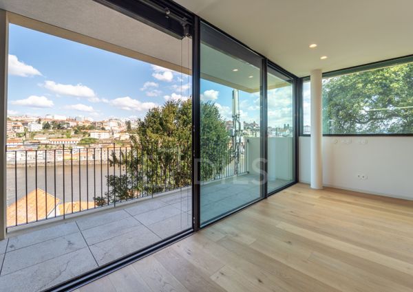 Apartamento T2, vista frontal de rio e varanda, em Vila Nova de Gaia.