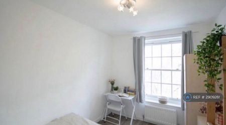 4 bedroom flat to rent - Photo 3