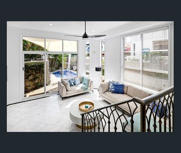 Luxurious Three-Level Villa in Main Beach - Fully Furnished - Photo 1