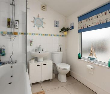 2 bedroom end of terrace house to rent - Photo 3