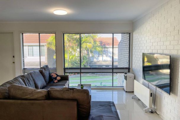 PRICE REDUCED - Stylish Unit Fully Furnished - Photo 1