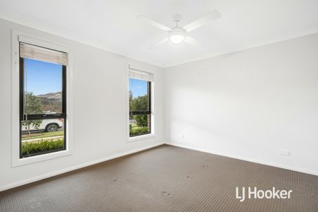 Beautiful 4 Bedroom Home - Available Now! - Photo 4