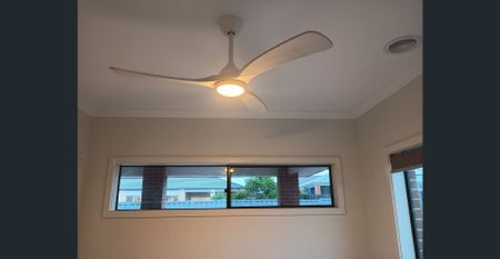 Private Double Room with Modern Amenities - NEW Home - All Bills included - Photo 5