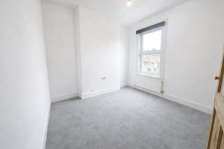 3 bedroom end of terrace house to rent - Photo 3